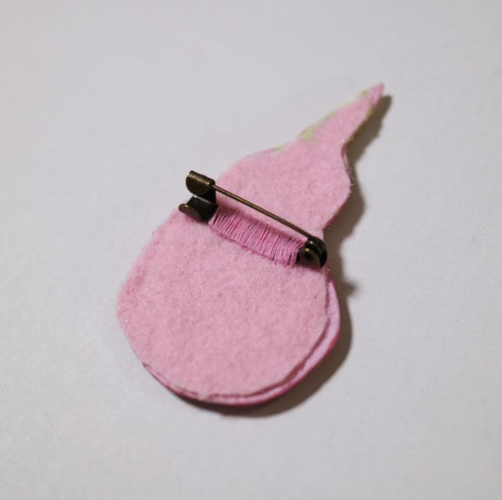 【他サイトにて完売】プロメアの陶器風ブローチ プロメアさん [米米姉妹]