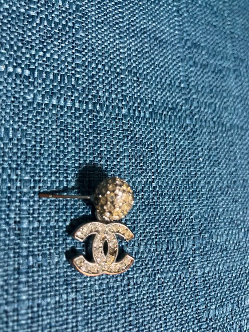 ノベルティ　ピアス　CHANEL シルバー　ラインストーン　揺れる