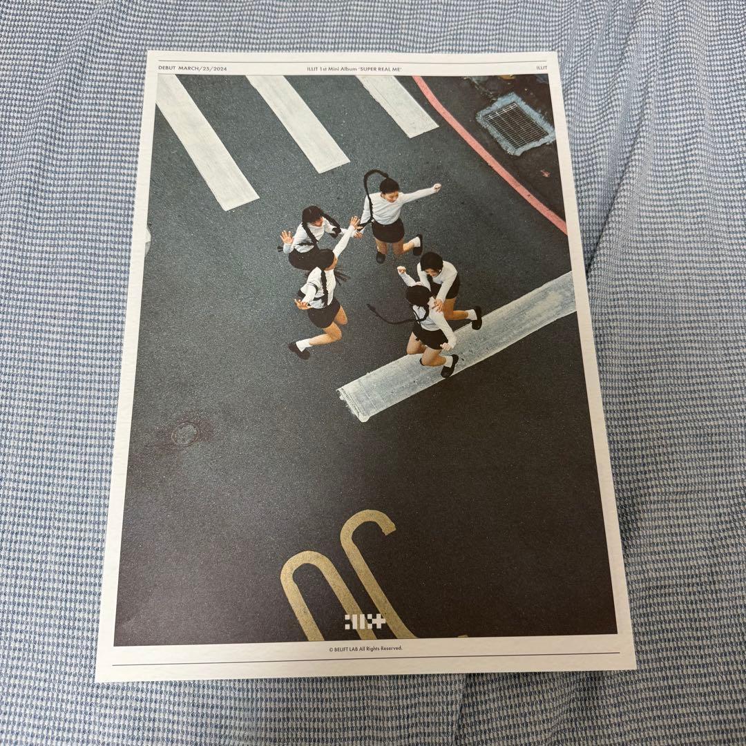 ILLIT ショーケース popup 団体 全員 集合 新聞 ポスター