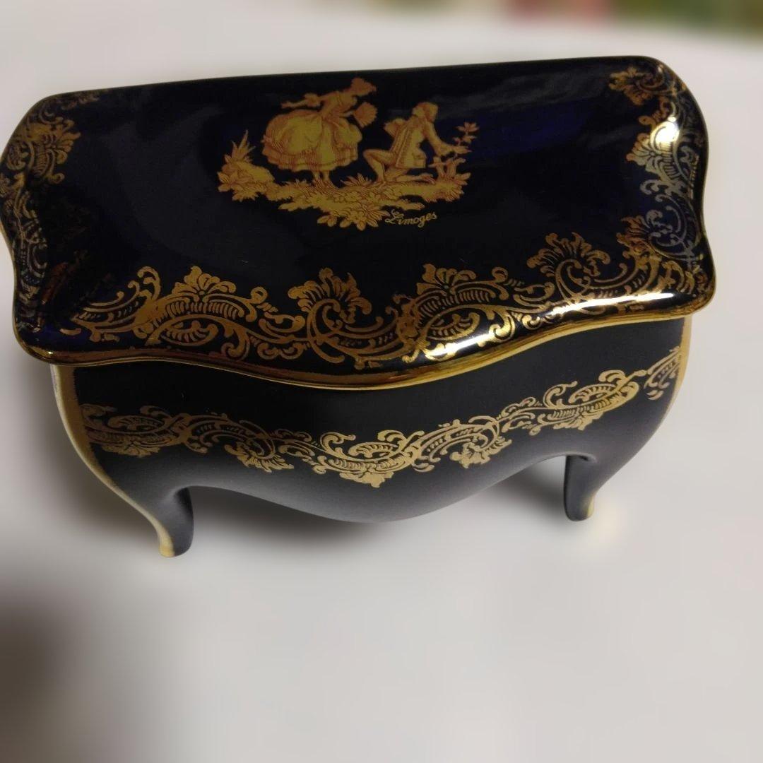フランスリモージュ黒色金装飾波状蓋ボックス　10.5 センチ9センチ
