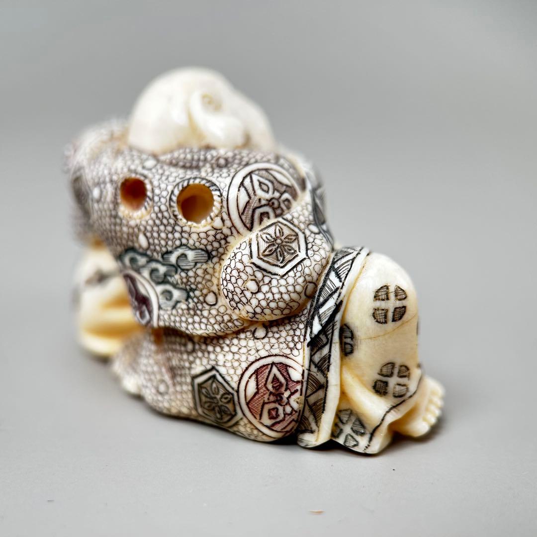 寄り添う人物の彫刻極上　根付　天然素材アンティーク骨董　飾り物古美術置物細密細工