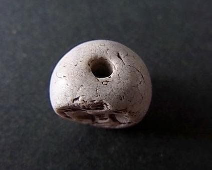 ★F0501★ 古代石 (220) 白濁石　印章　鹿文様　ストーン ビーズ