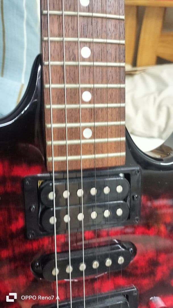 エレキギター 赤黒キルテッド 3ピックアップ　アンプ付き