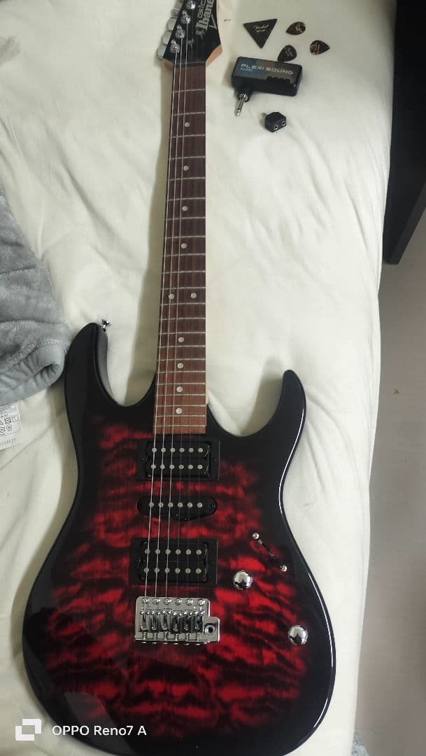 エレキギター 赤黒キルテッド 3ピックアップ　アンプ付き