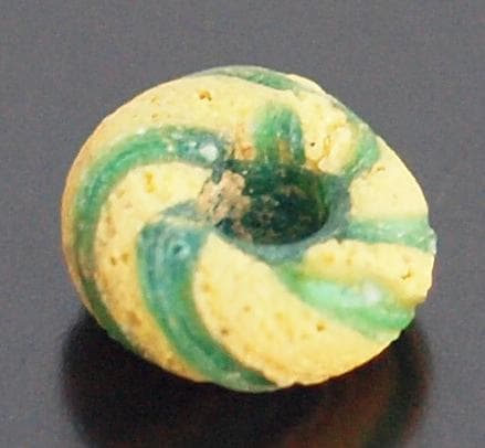 クリアな青緑に鮮やか黄で、回転する輪状モチーフを描くモザイク平玉　前後～6C頃の