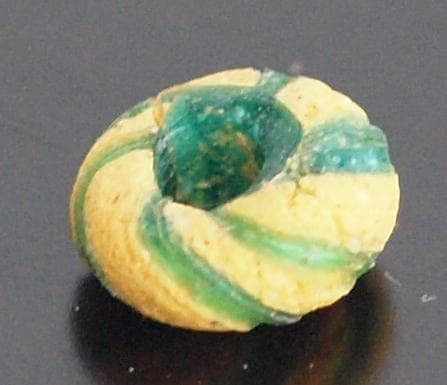 クリアな青緑に鮮やか黄で、回転する輪状モチーフを描くモザイク平玉　前後～6C頃の