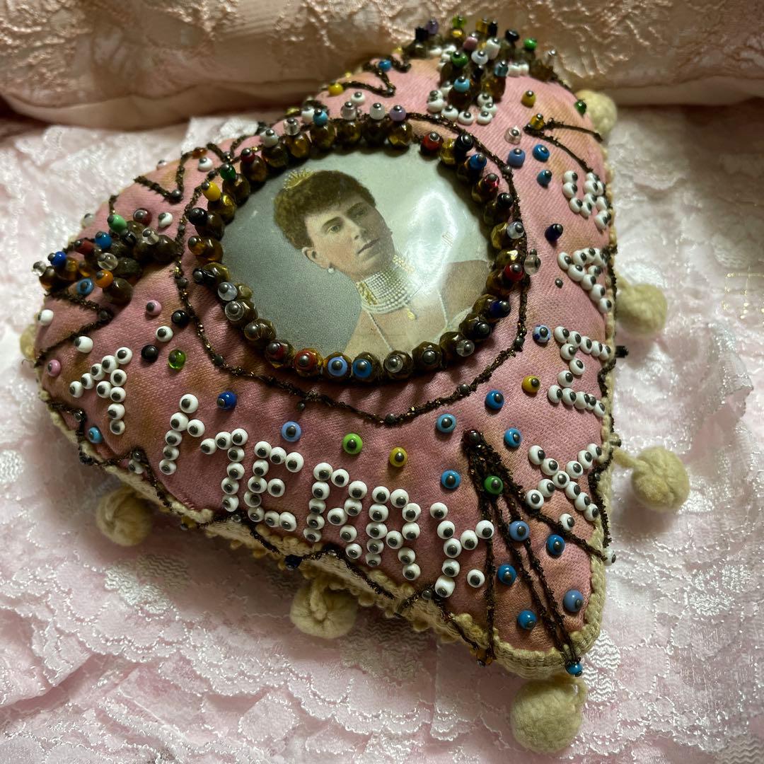 イギリス製アンティーク　１００年以上前のクリスマスプレゼント手作りピンクッション