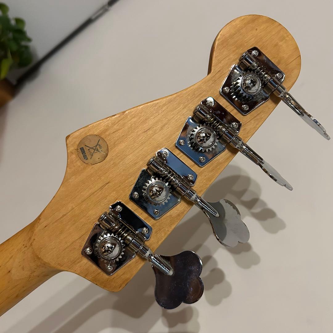 オリンピックホワイトレリック仕様ジャズベース 下地は3トーンサンバースト