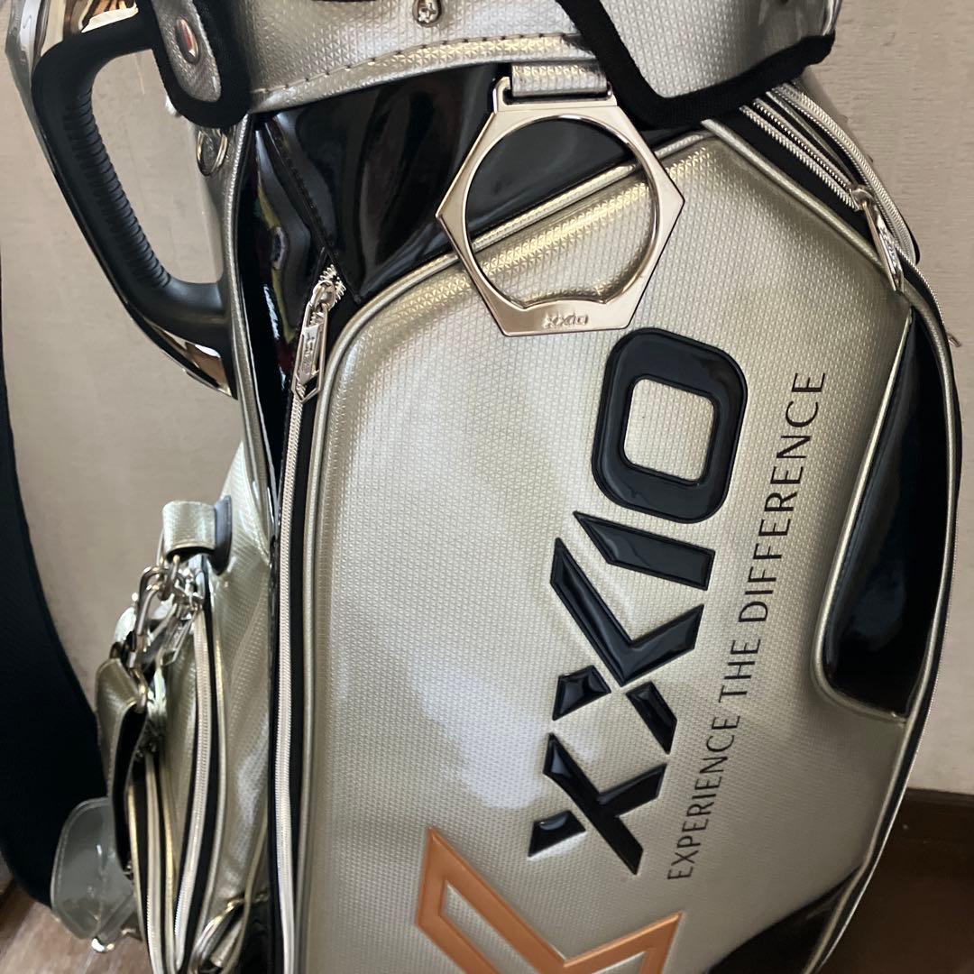 キャディバッグ　XXIO シルバー