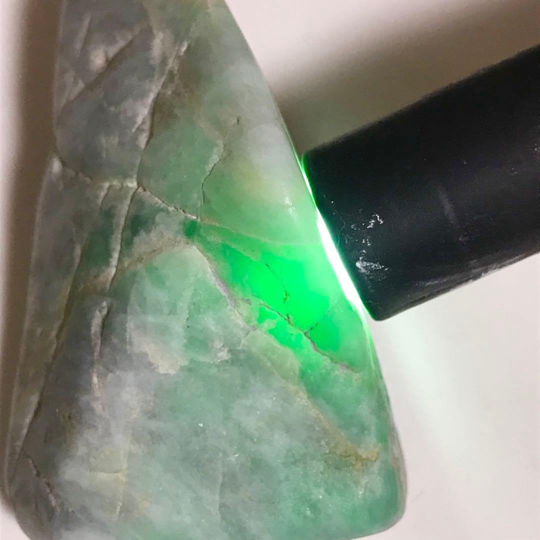 糸魚川翡翠　美石　明るく鮮やかな翠　金山谷　108g