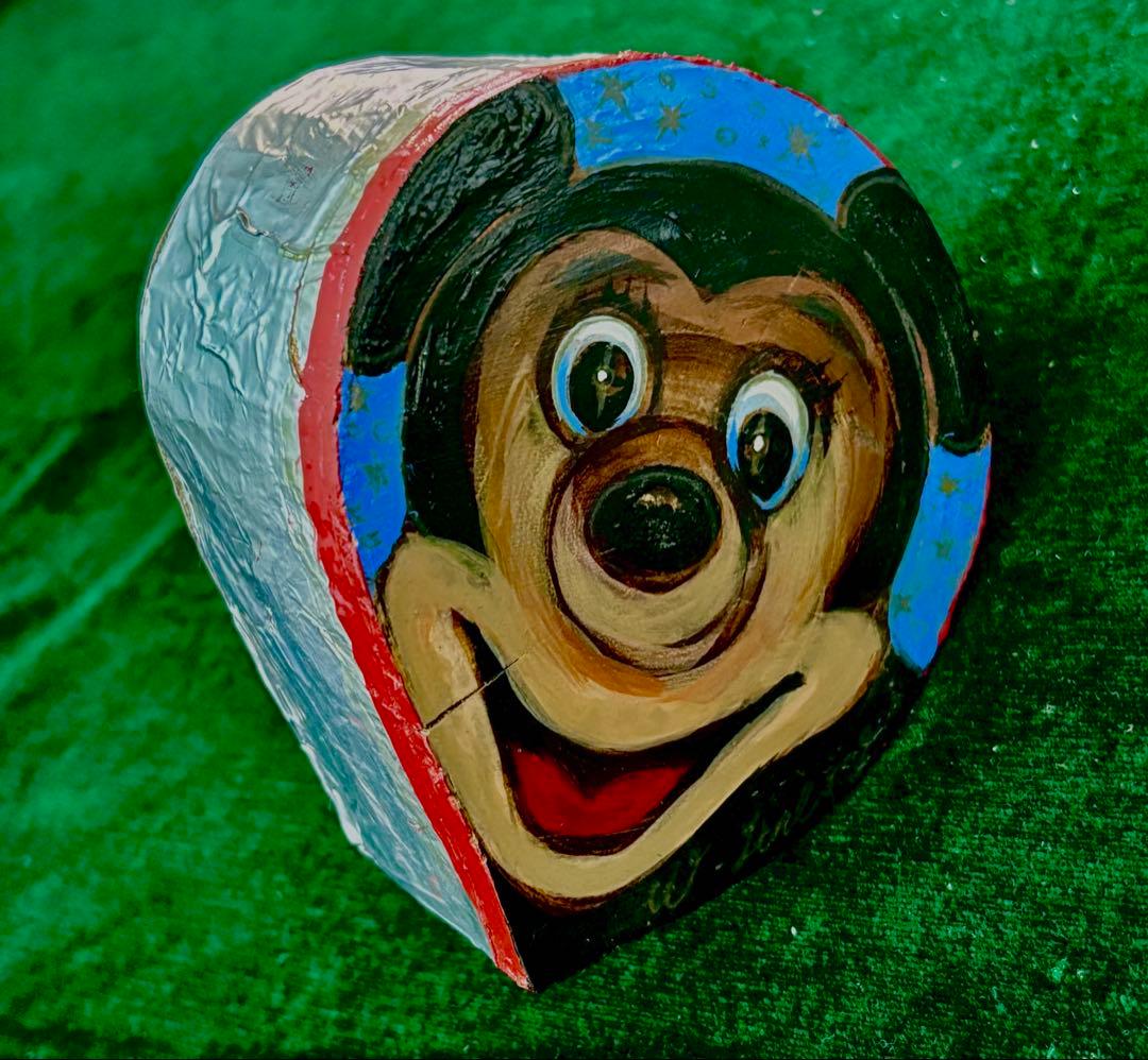 キャットウーマン胸像（磁器）ミッキーマウス置物（木製）