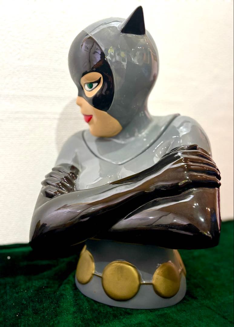 キャットウーマン胸像（磁器）ミッキーマウス置物（木製）