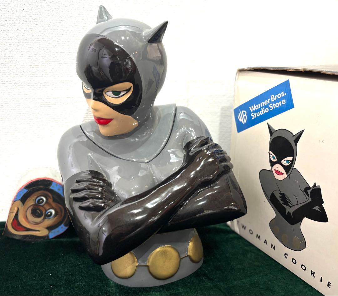 キャットウーマン胸像（磁器）ミッキーマウス置物（木製）