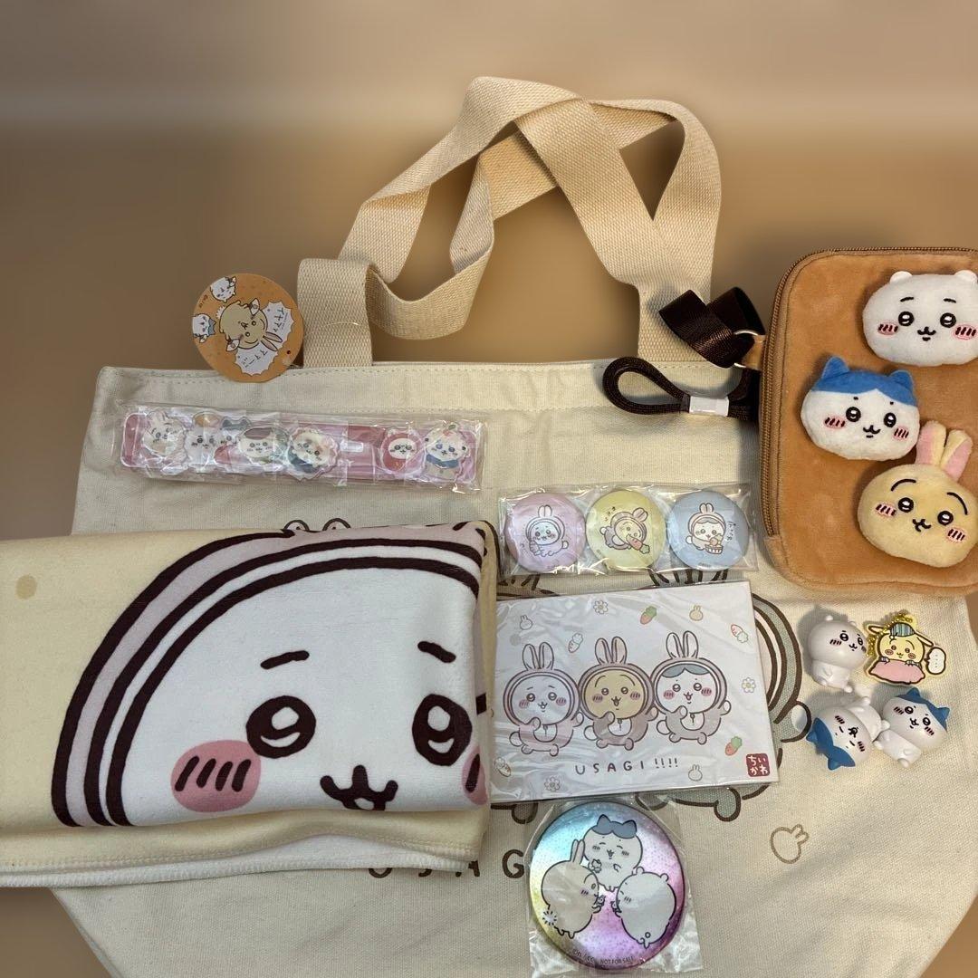 ちいかわ　2023ハッピーバッグ　うさぎ　おまけ付き　缶バッチ