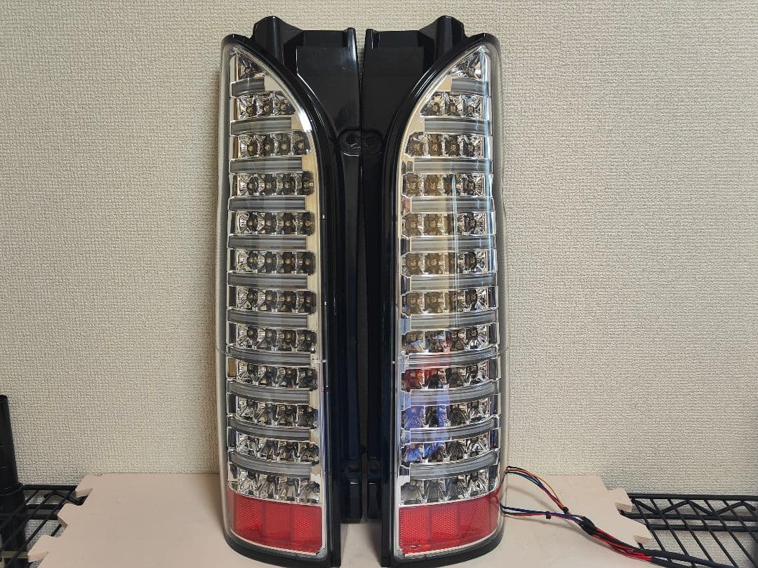 新品未使用品 ハイエース テールランプ ヴァレンティ レガンス ヘリオス