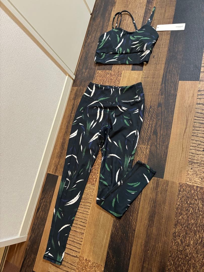 極美　emmi yoga エミヨガ　ヨガウェア　フェザー柄　ダークダークネイビー