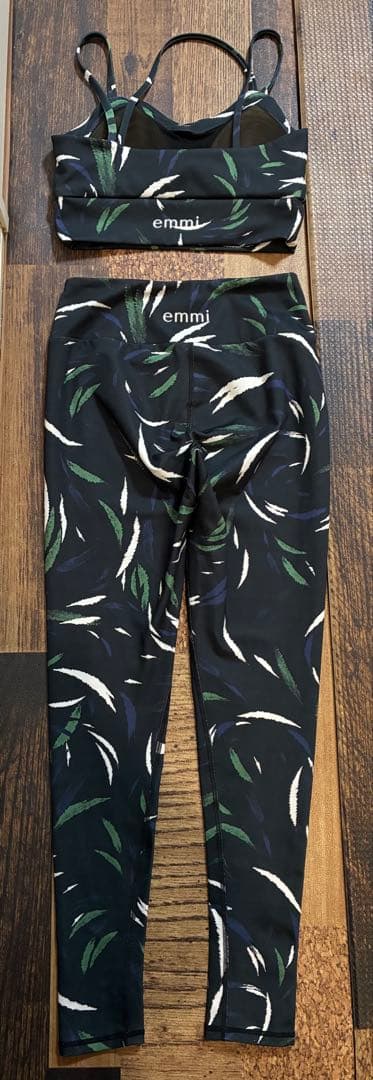 極美　emmi yoga エミヨガ　ヨガウェア　フェザー柄　ダークダークネイビー