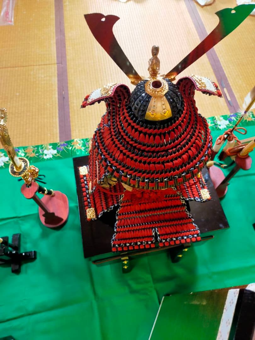 京都島津有職五月人形、大鎧飾り 金屏風、弓、太刀、提灯（灯付）緑色毛氈、黒塗台座