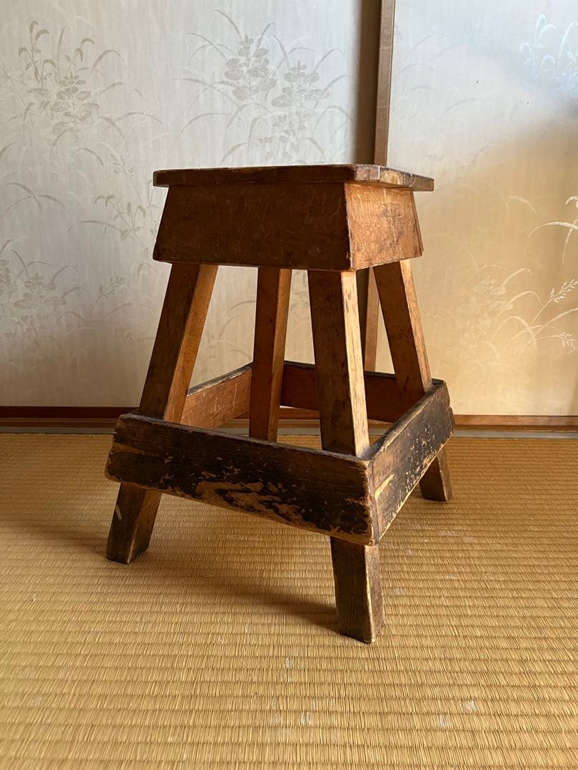 アンティークチェア　無垢材　木製　昭和レトロな学校の椅子　スツール　花台