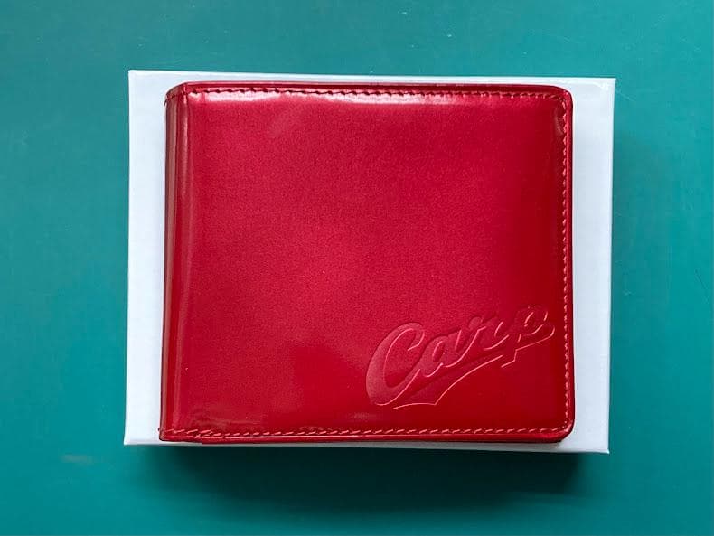 広島東洋カープ　グラブ革二つ折り財布（メタリック）未使用品　ミズノ