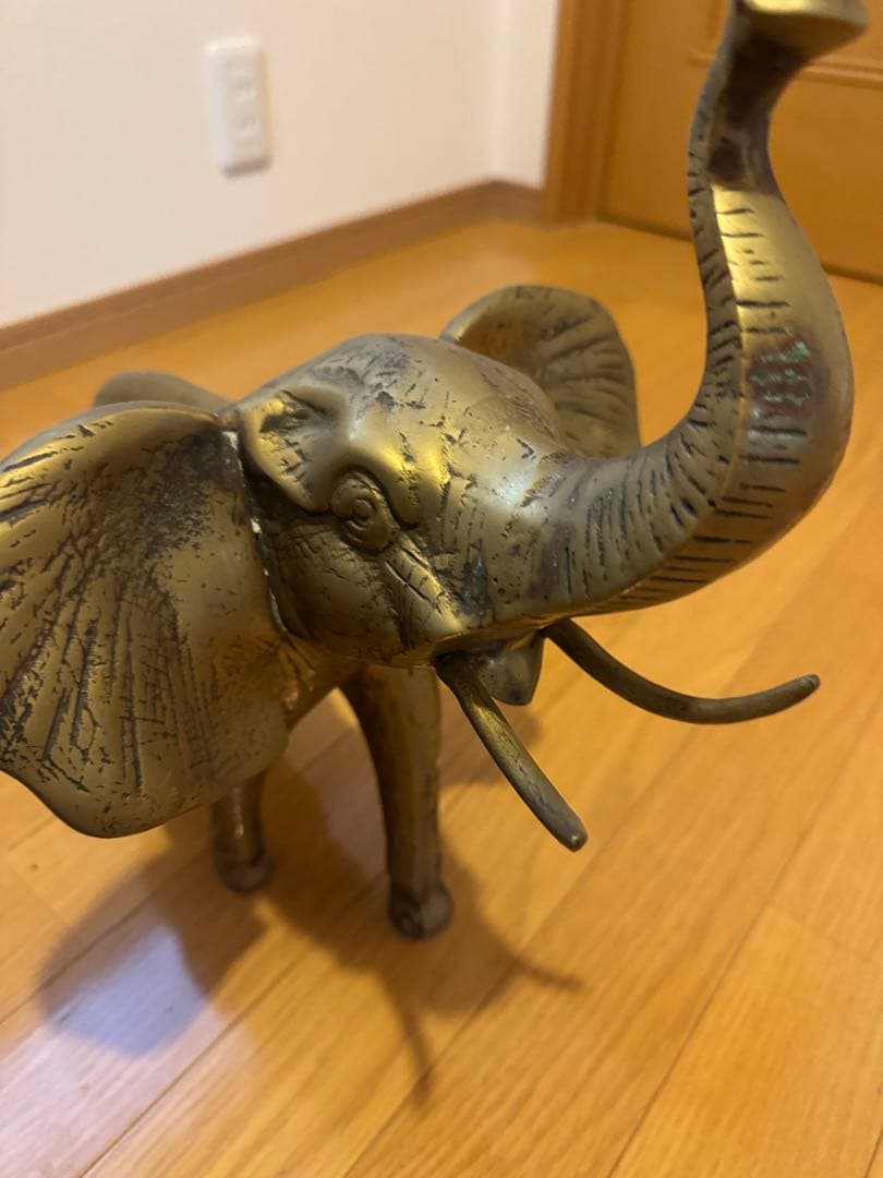 真鍮製の象の彫刻