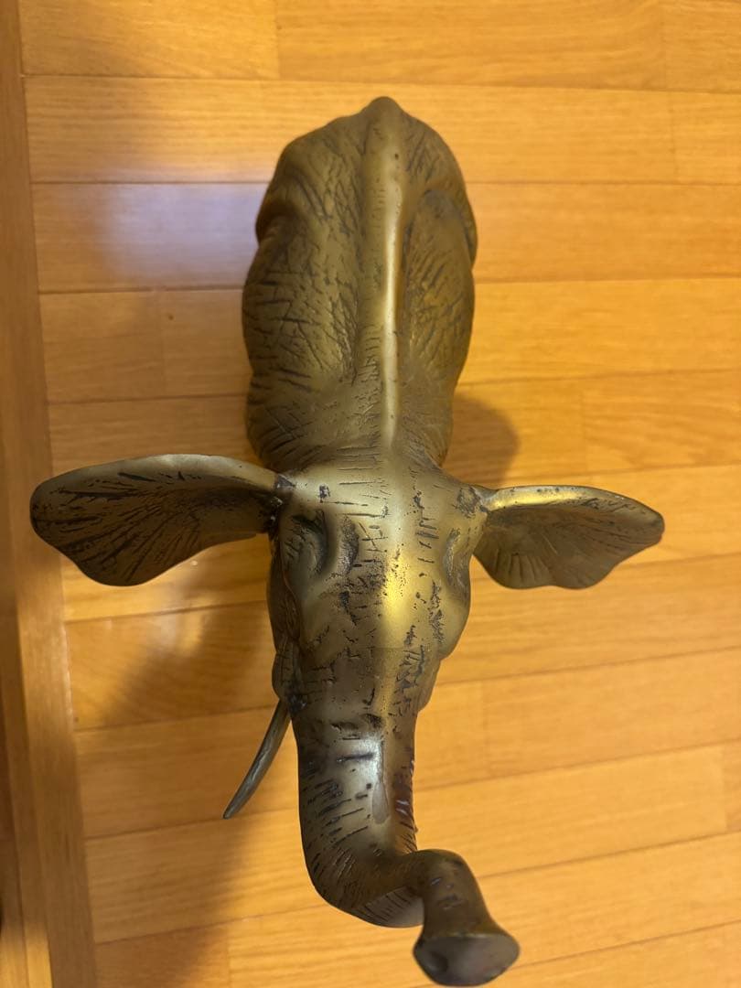 真鍮製の象の彫刻