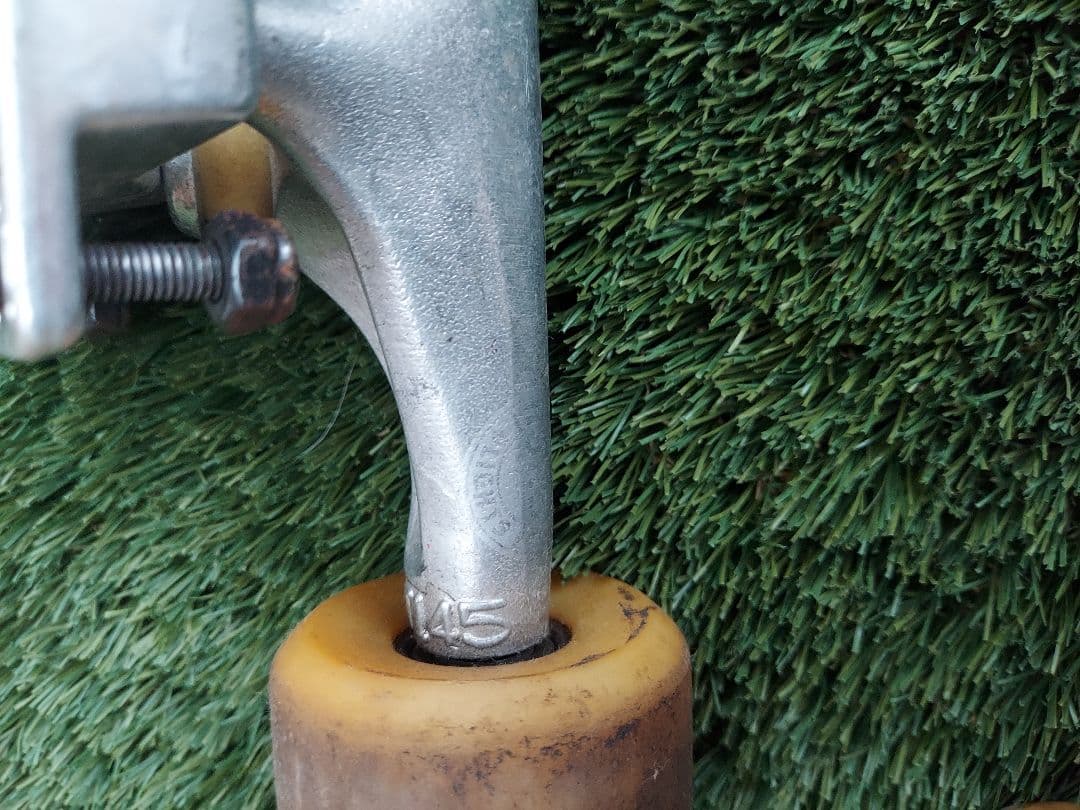 thunder titanium lights チタン 145 スケボー