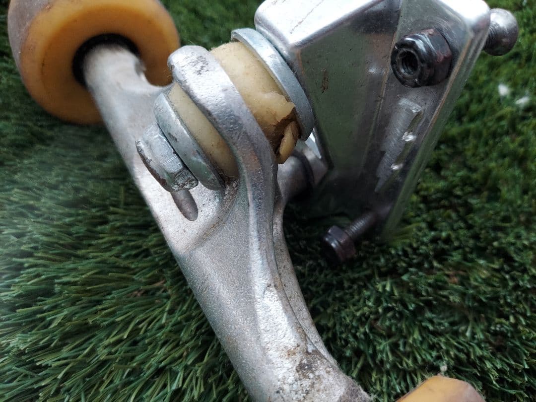 thunder titanium lights チタン 145 スケボー