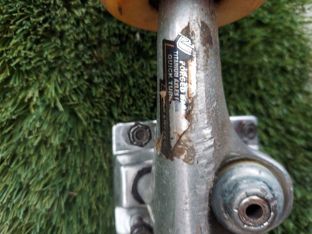 thunder titanium lights チタン 145 スケボー