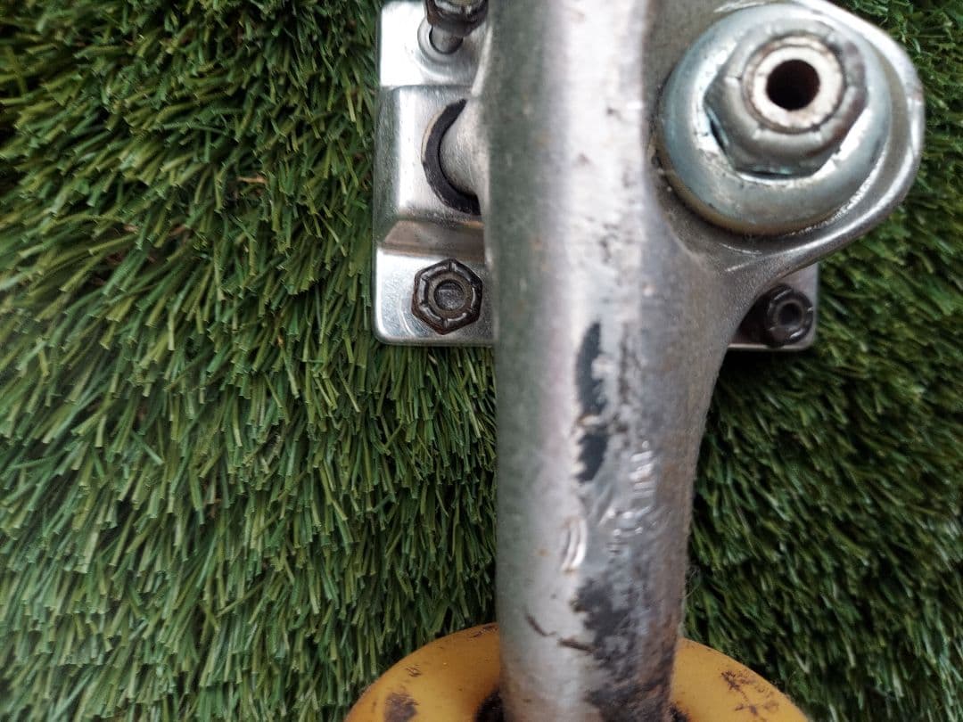 thunder titanium lights チタン 145 スケボー