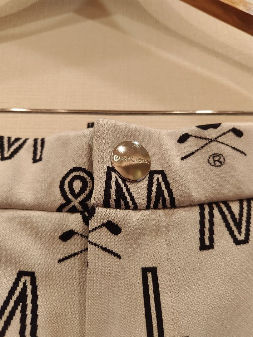 美品✦マークアンドロナ✦ロゴ総柄モックネックシャツ&パンツセットアップ