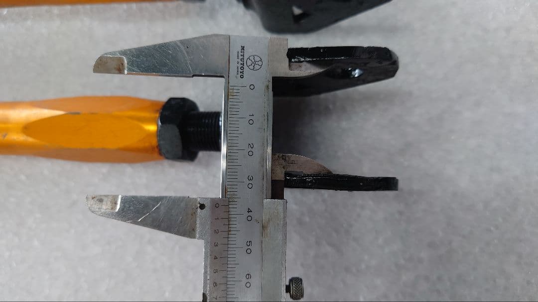 15マジェスタ　リアテンションロッド　固着なし