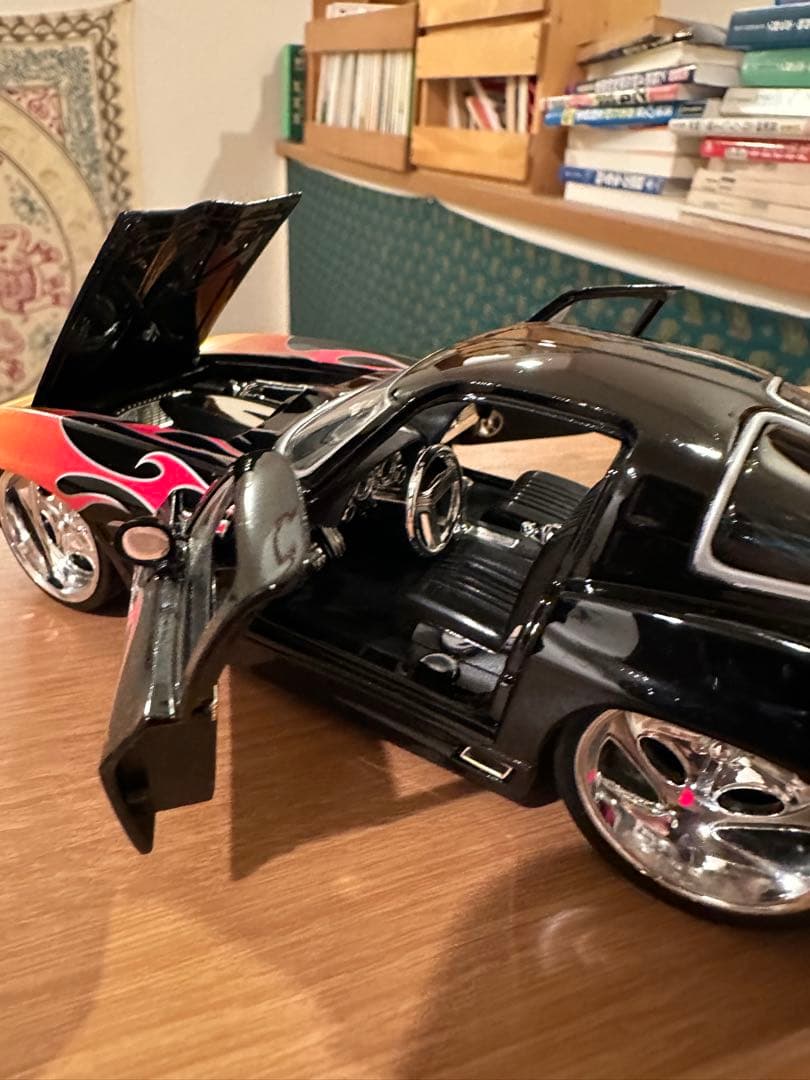 1/24コルベット ミニカー 黒とオレンジのフレイムデザイン