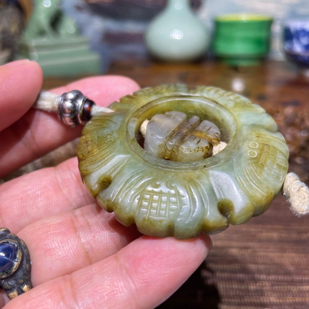 花形彫刻 ペンダント　中国美術品　天然玉