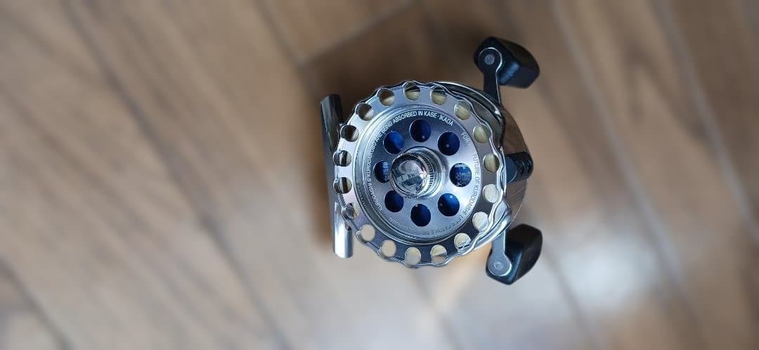 KURODAI フィッシングリール 青/銀