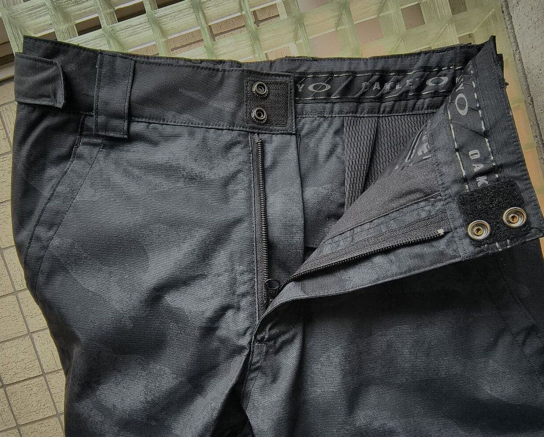 ♠ああ【オークリー】✨新品未使用　スノボードパンツ　ネイビーカモフラージュ