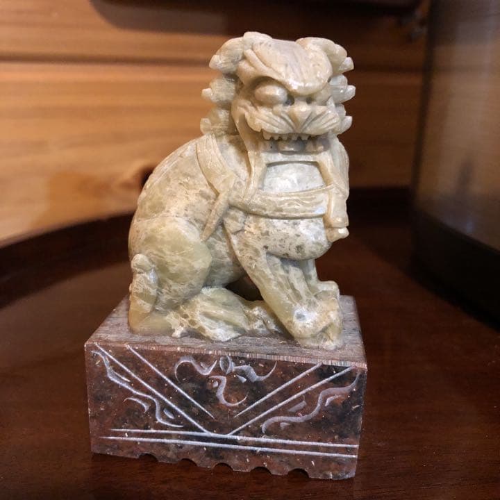 ネフライト彫刻　玉石獅子台座付置物　翡翠