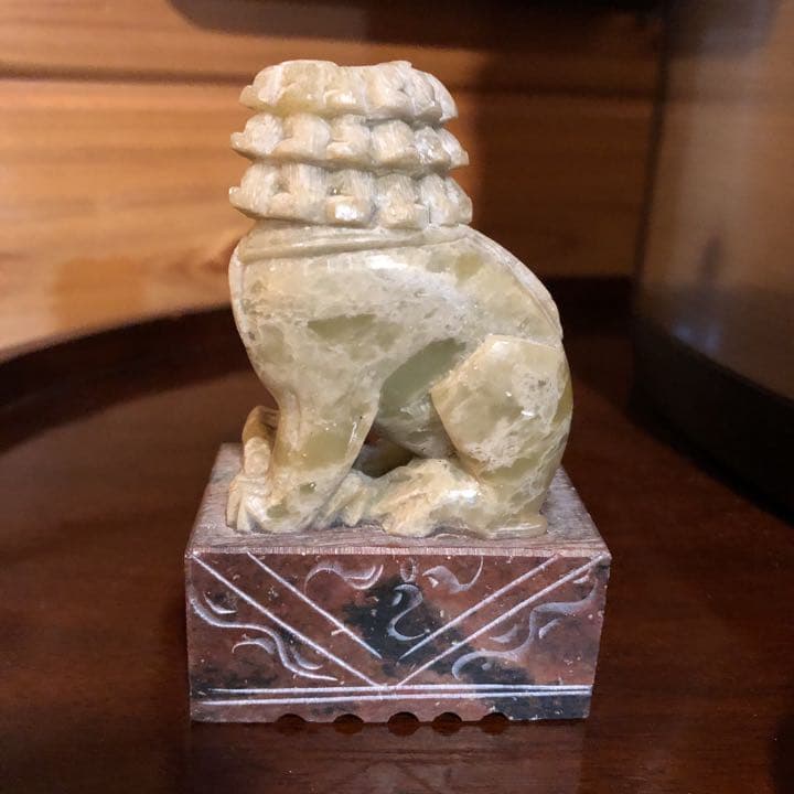 ネフライト彫刻　玉石獅子台座付置物　翡翠