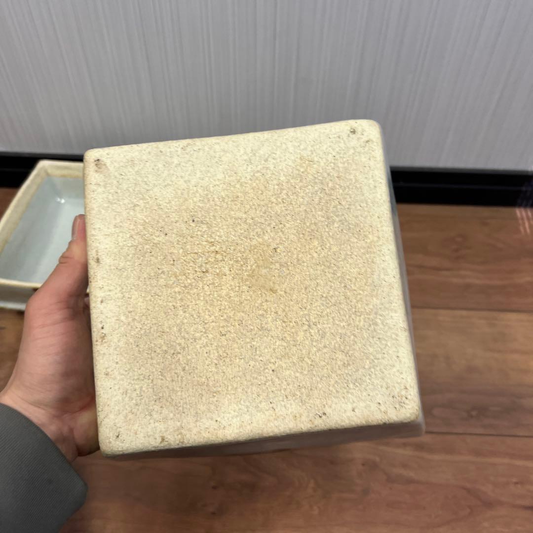 花模様の陶器の四角い箱