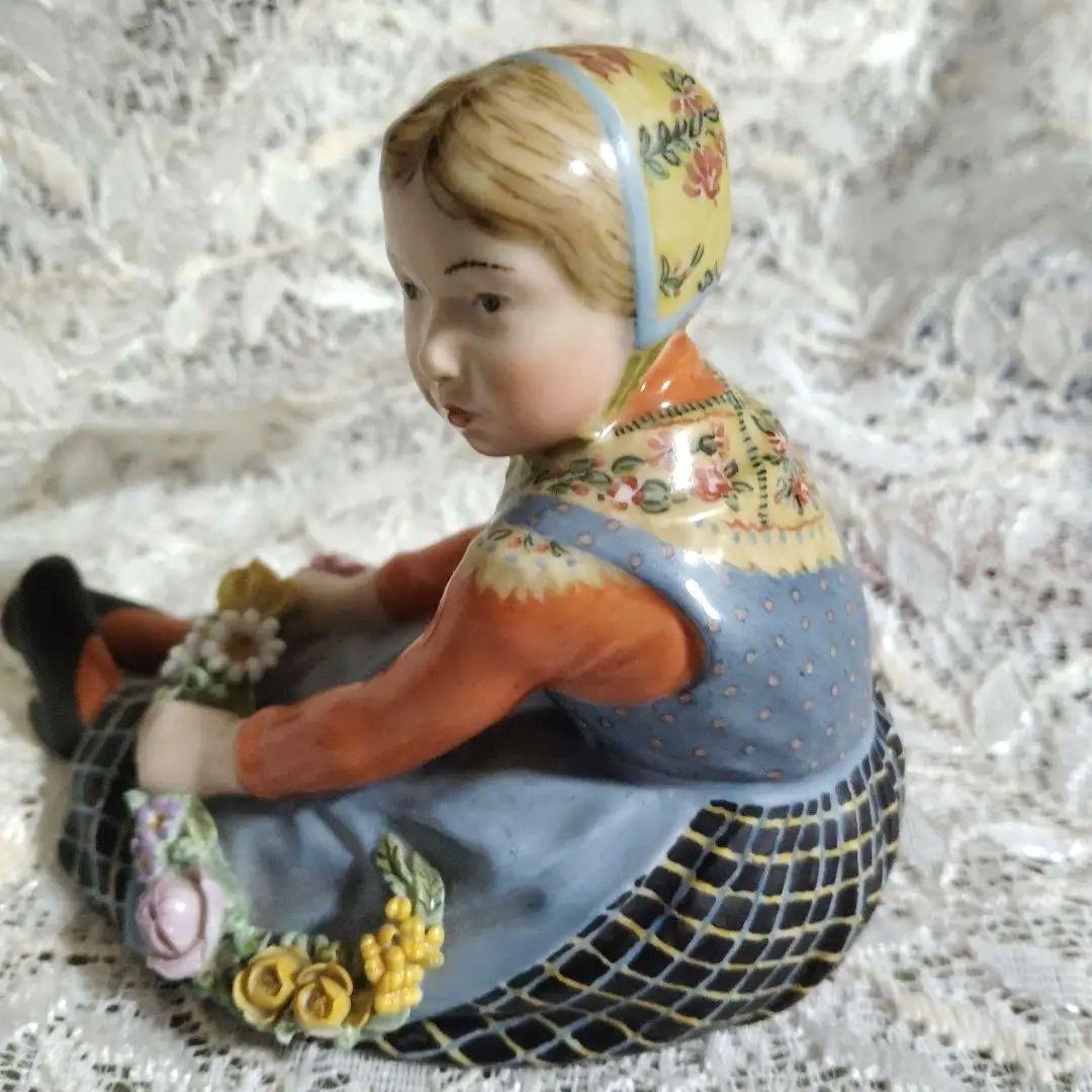 ロイヤルコペン　フィギュリン陶磁器花飾り持つ人形