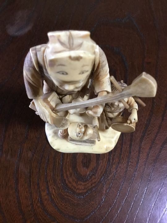 老人と子供の置物