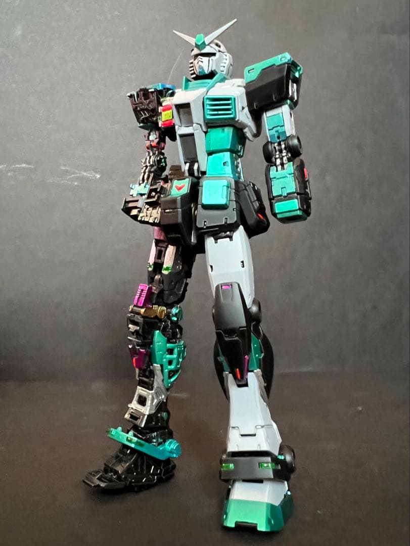 RG 1/144 RX-78-2ガンダムVer.2.0塗装完成品初音ミクカラー