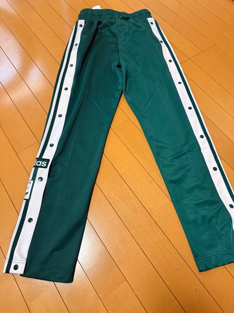 adidas グリーン ジャージパンツ スナップボタン付き