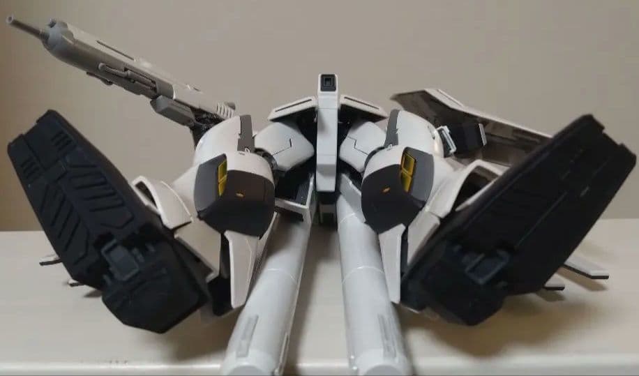 MG 1/100 Hi-νガンダム ver.ka（一部塗装）