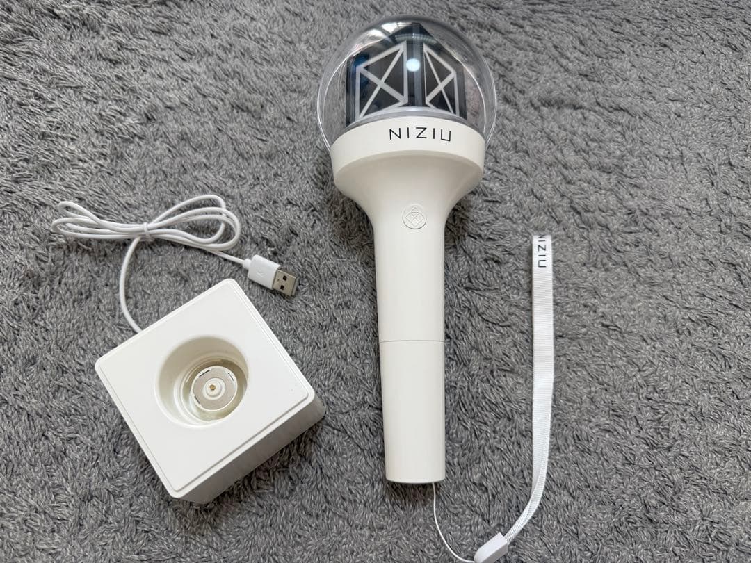 NiziU ペンライト ホワイト 充電スタンド付き