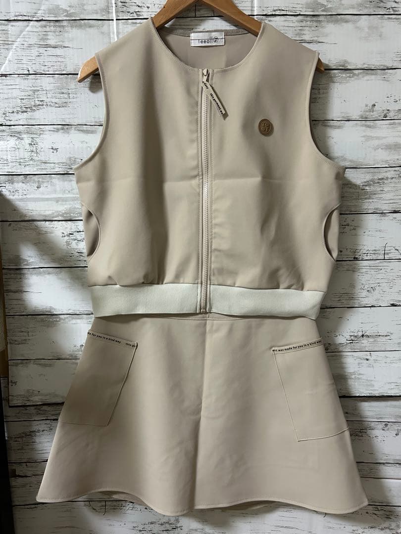 レディースゴルフウェアセットアップ　ベスト　スカートLサイズ　ベージュ　秋服