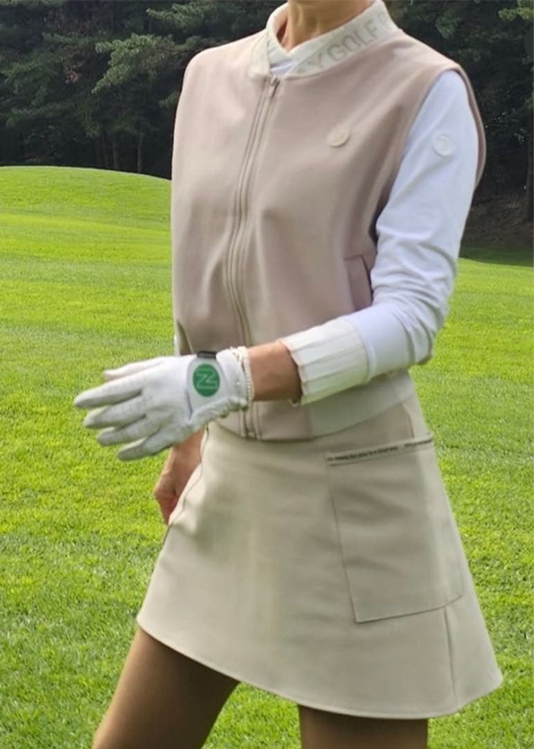 レディースゴルフウェアセットアップ　ベスト　スカートLサイズ　ベージュ　秋服