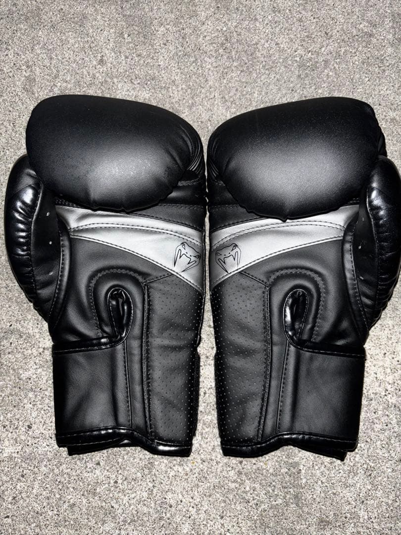 Venum ブラック ボクシンググローブ 8oz