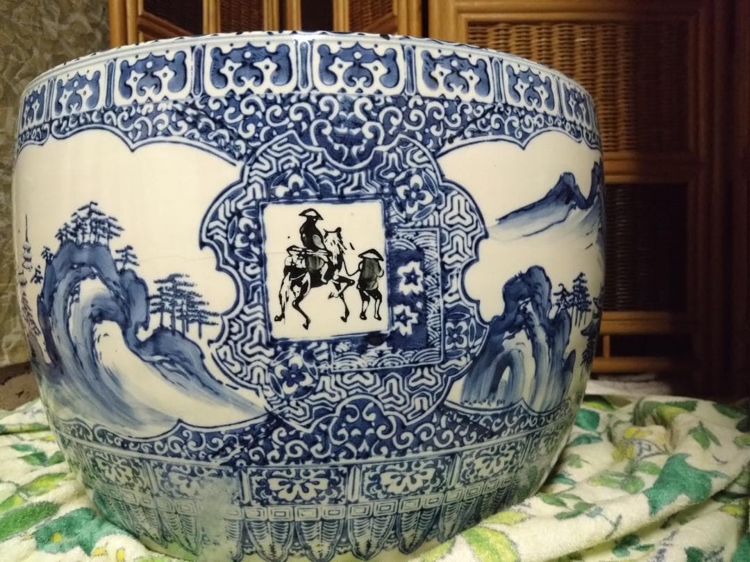 青白磁の風景画 火鉢