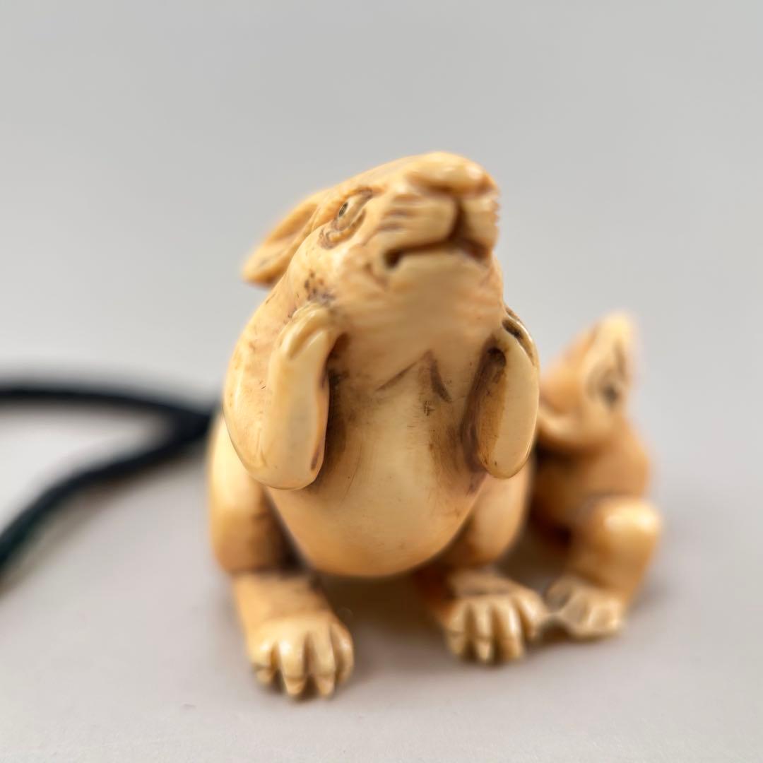 ウサギと子ウサギの彫刻